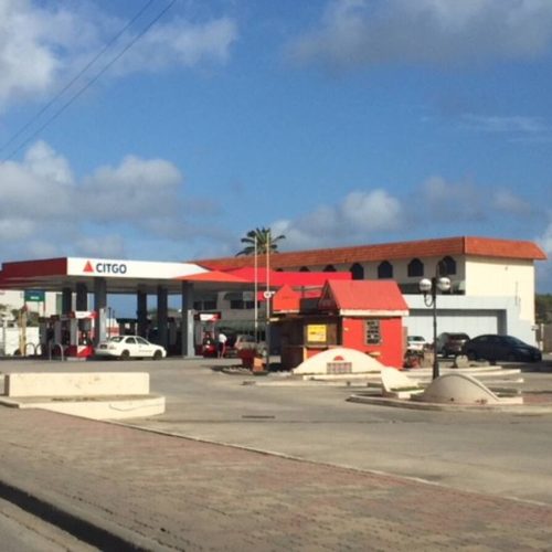 Estación de servicio a 100m del complejo