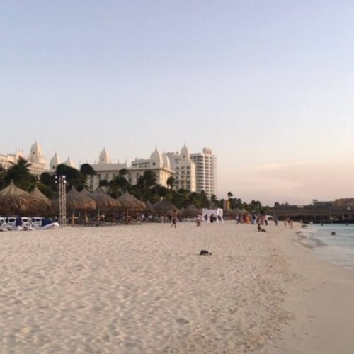 Palm Beach 10-15 minutos a pie.